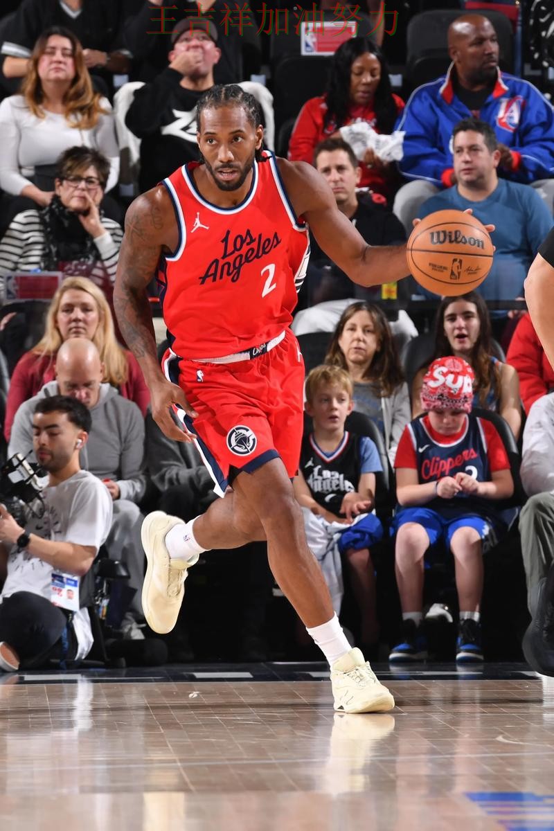 伦纳德最后阶段发力锁定胜局 进攻效率提升成为亮点